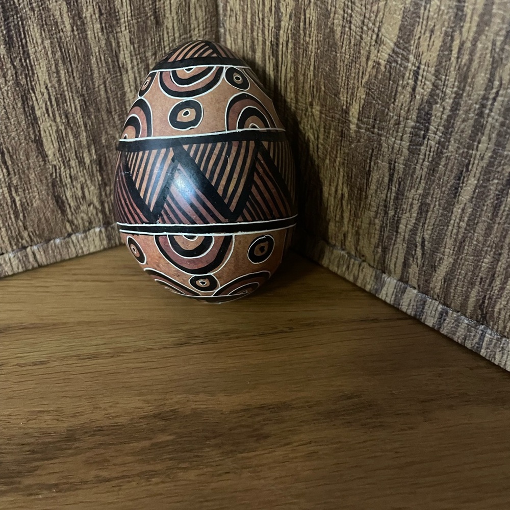 Lot of 2 Made in Kenya Carved Soap Stone Eggs - Picture 9 of 12
